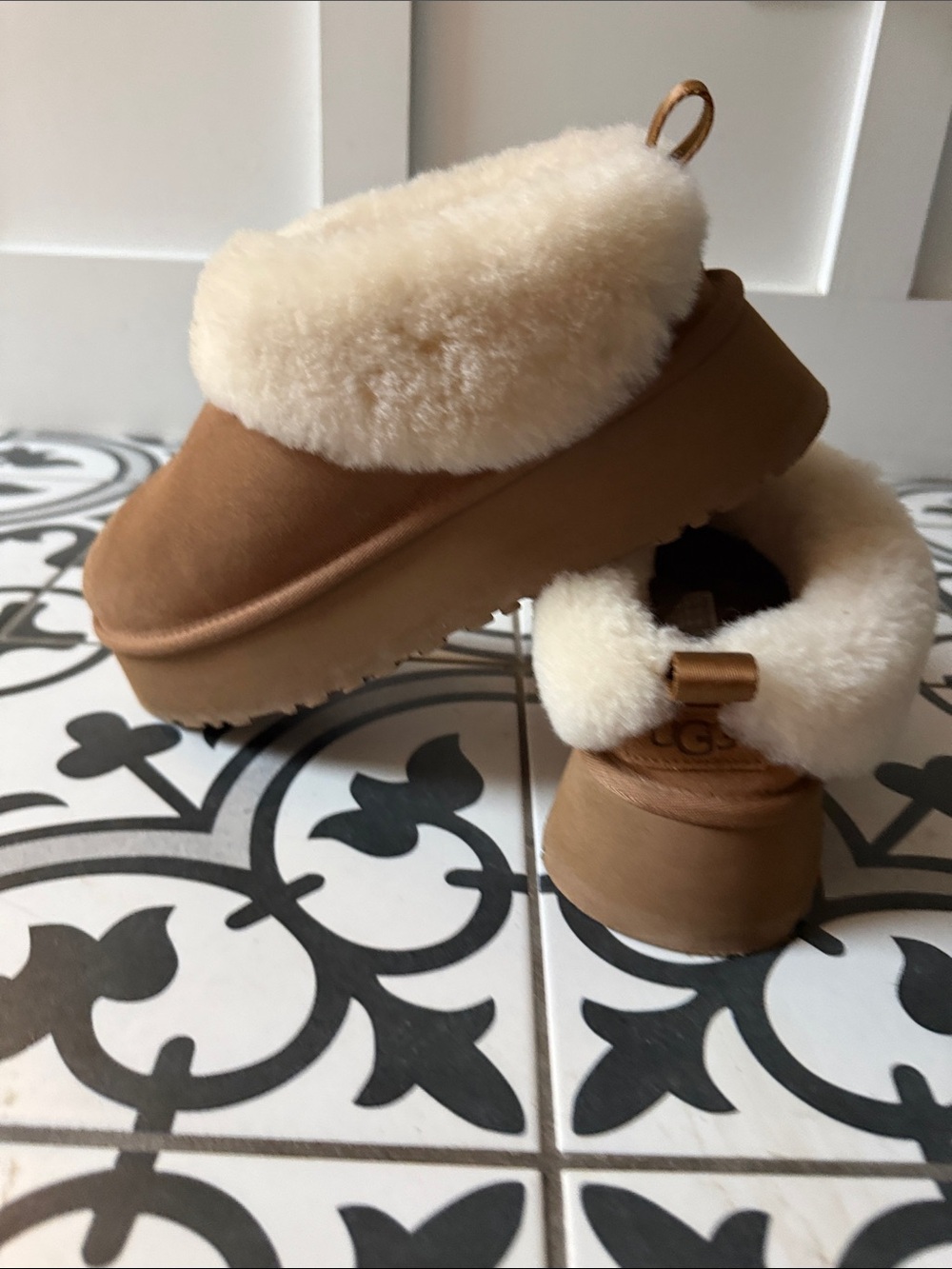 UGG Women’s Cozy Shearling Clog - Chestnut and Cream